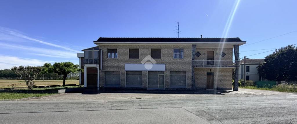 locale commerciale in vendita ad Alluvioni Piovera in zona Grava