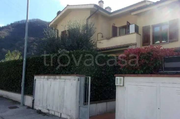 appartamento in vendita a Cantagallo in zona Carmignanello