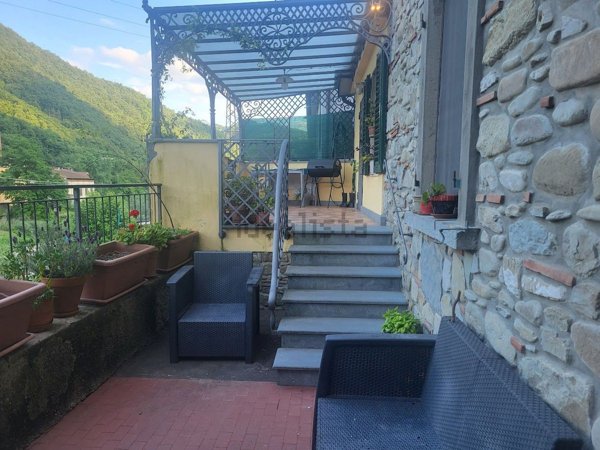 casa indipendente in vendita a Cantagallo in zona Carmignanello