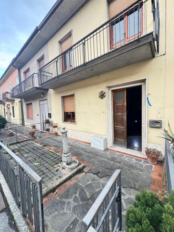 appartamento in vendita a Cantagallo in zona Carmignanello