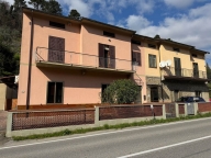 appartamento in vendita a Cantagallo in zona Carmignanello