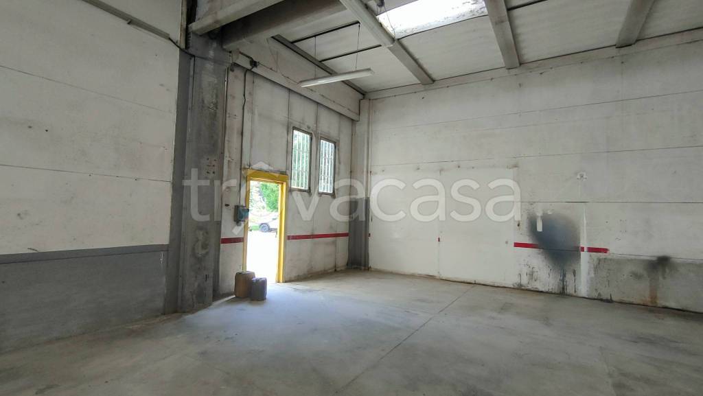 locale commerciale in vendita a Cantagallo in zona Carmignanello