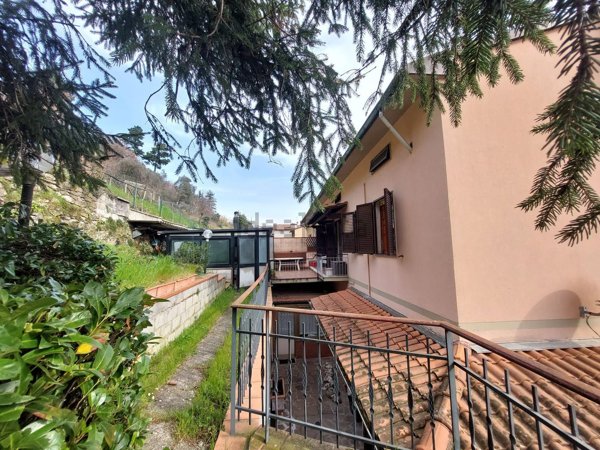 casa indipendente in vendita a Cantagallo in zona Carmignanello