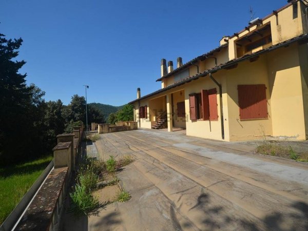 casa semindipendente in vendita a Carmignano