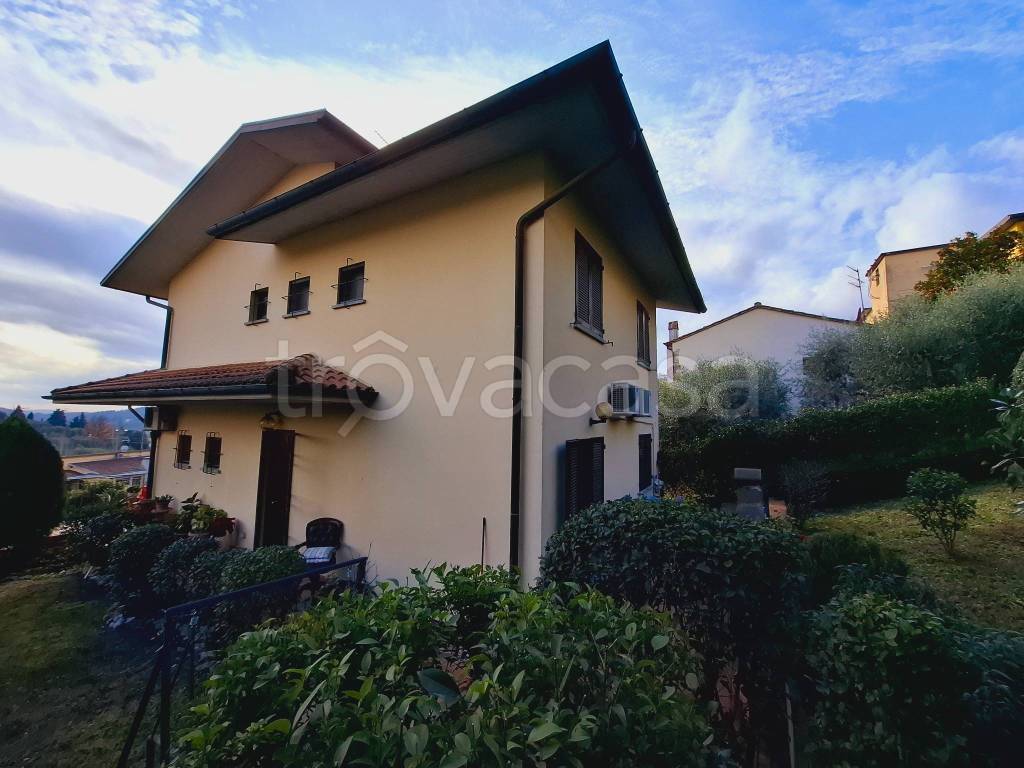 casa indipendente in vendita a Carmignano