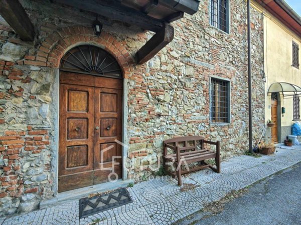 casa indipendente in vendita a Carmignano
