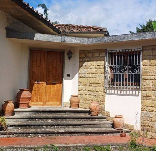 casa indipendente in vendita a Carmignano