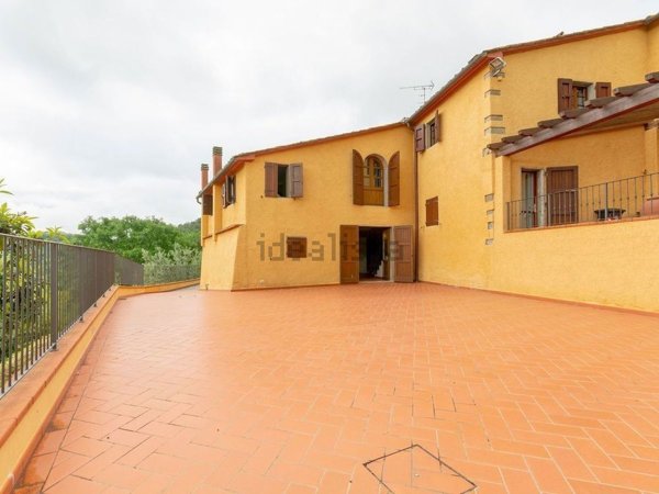 casa indipendente in vendita a Carmignano
