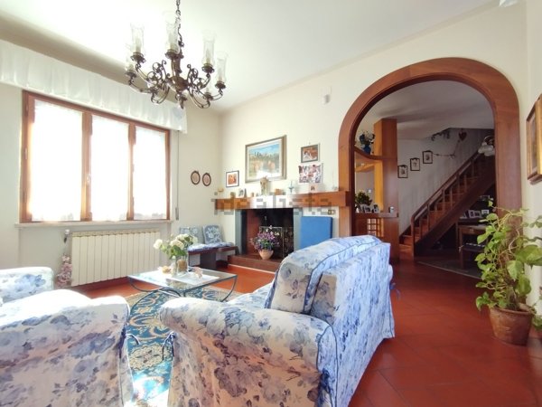 casa indipendente in vendita a Carmignano