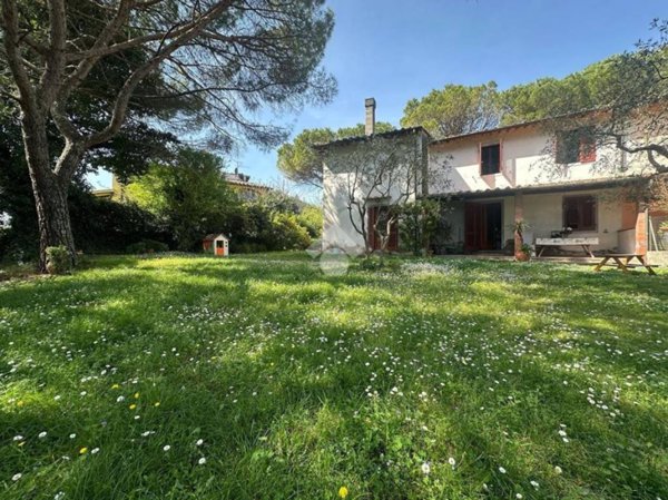 casa indipendente in vendita a Carmignano