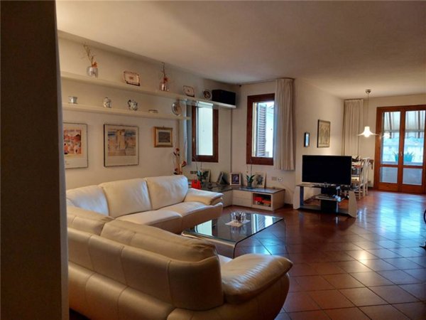 casa indipendente in vendita a Carmignano