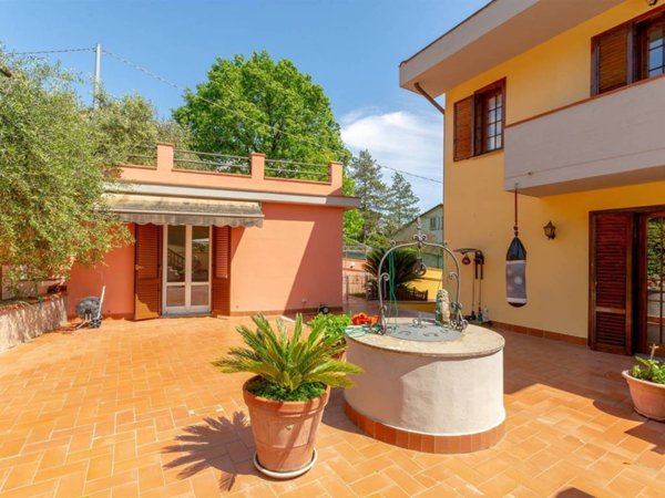 casa indipendente in vendita a Carmignano