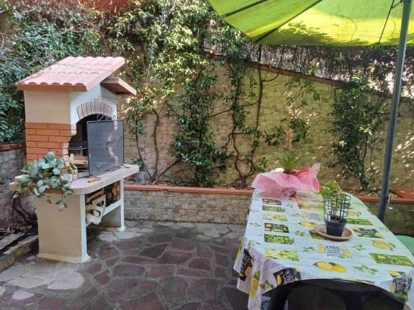 casa indipendente in vendita a Carmignano