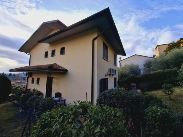 casa indipendente in vendita a Carmignano