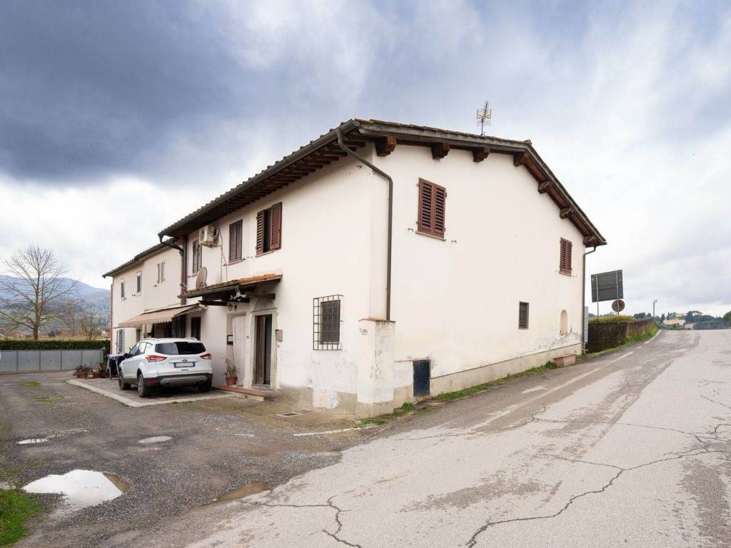 casa indipendente in vendita a Carmignano