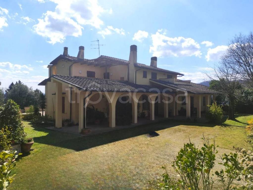 casa indipendente in vendita a Carmignano