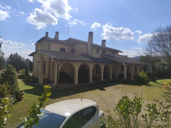 casa indipendente in vendita a Carmignano