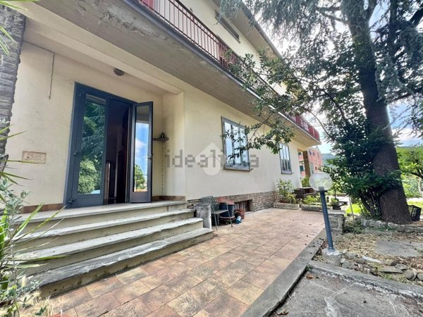 casa indipendente in vendita a Carmignano