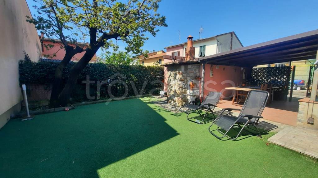casa indipendente in vendita a Carmignano