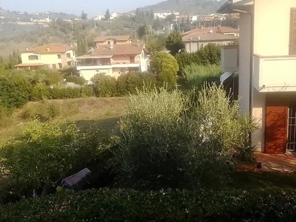 casa indipendente in vendita a Carmignano