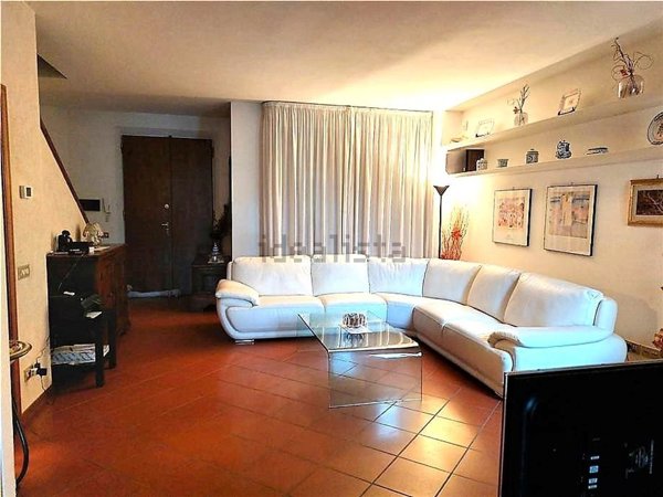 casa indipendente in vendita a Carmignano