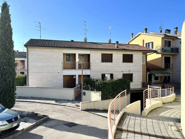 casa indipendente in vendita a Carmignano