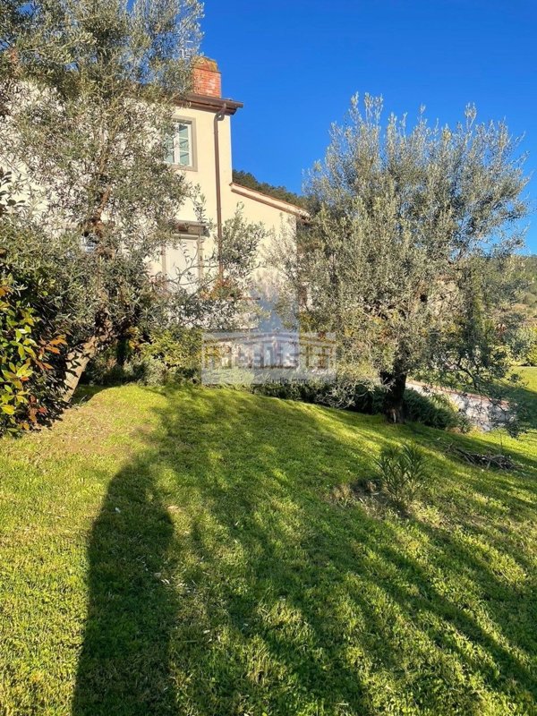 casa indipendente in vendita a Carmignano