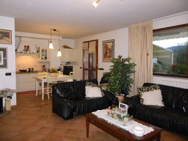 casa indipendente in vendita a Carmignano