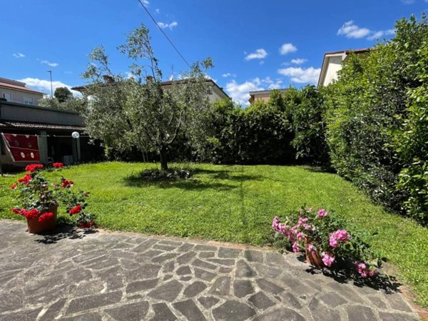casa indipendente in vendita a Carmignano