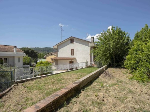 casa indipendente in vendita a Carmignano