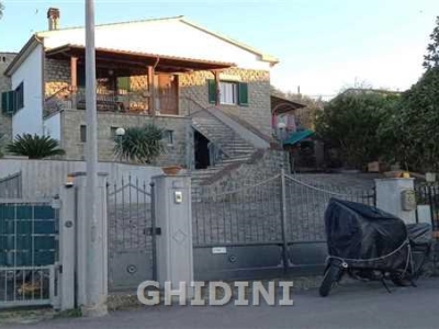 casa indipendente in vendita a Carmignano