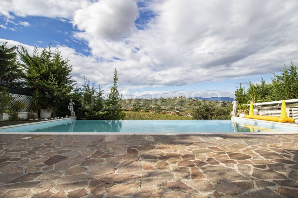 casa indipendente in vendita a Carmignano