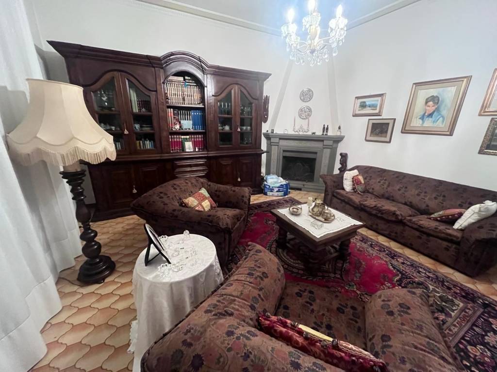 casa indipendente in vendita a Carmignano