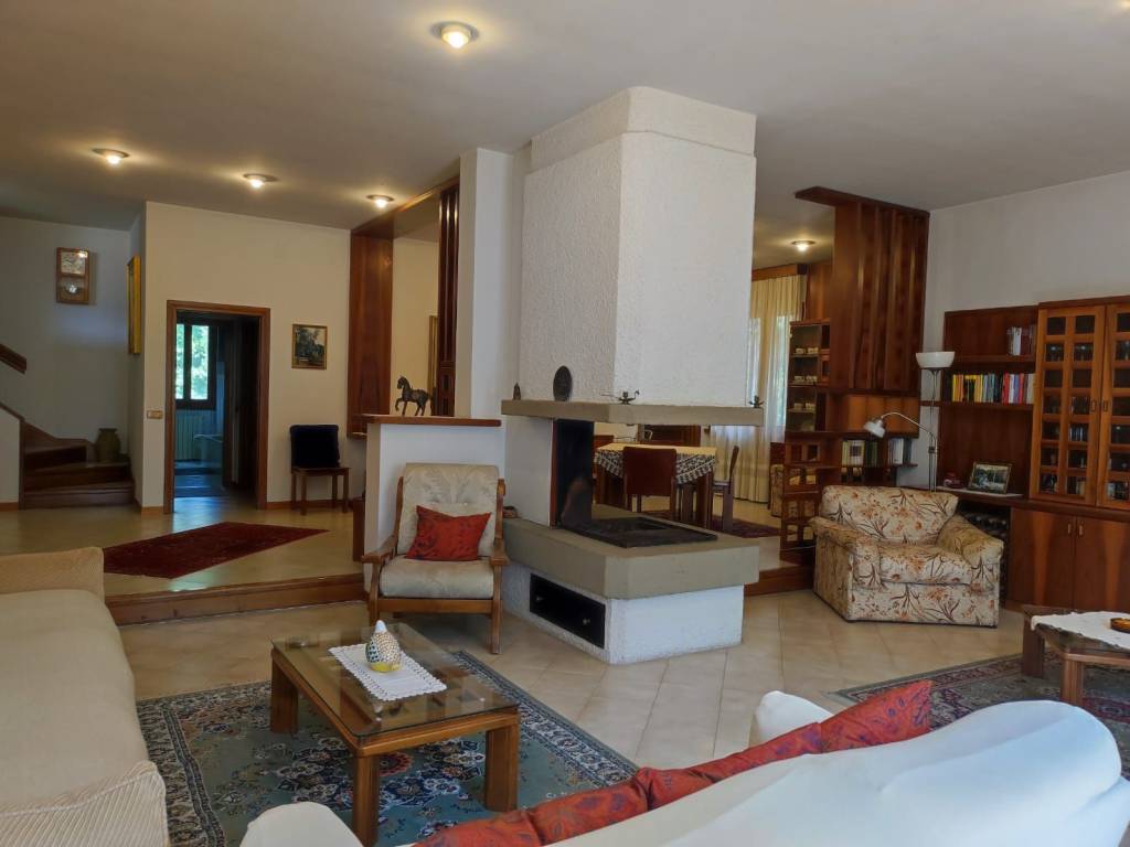 casa indipendente in vendita a Carmignano