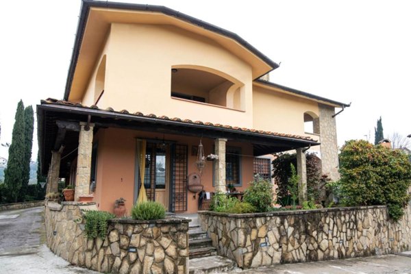 casa indipendente in vendita a Carmignano