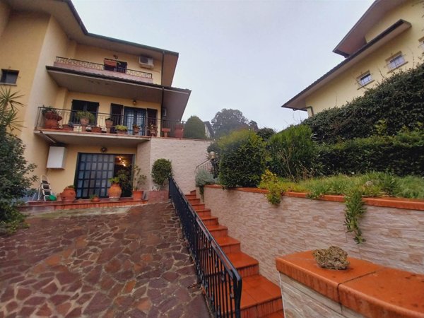 casa indipendente in vendita a Carmignano