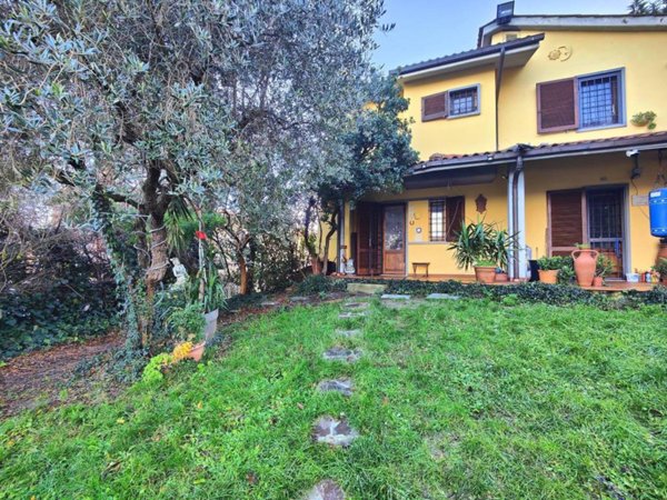 casa indipendente in vendita a Carmignano