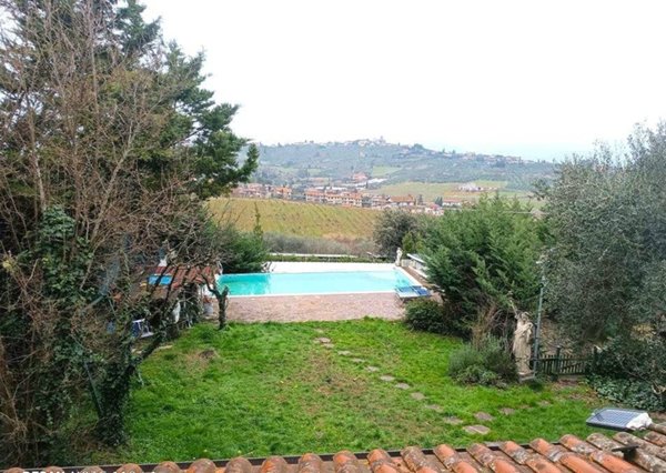 casa indipendente in vendita a Carmignano