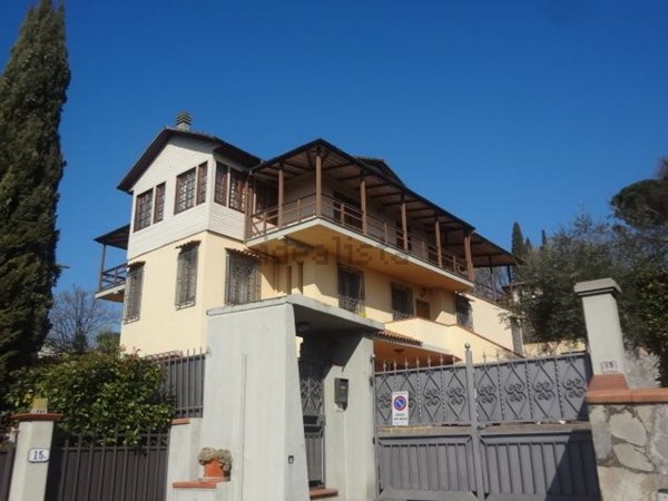casa indipendente in vendita a Carmignano