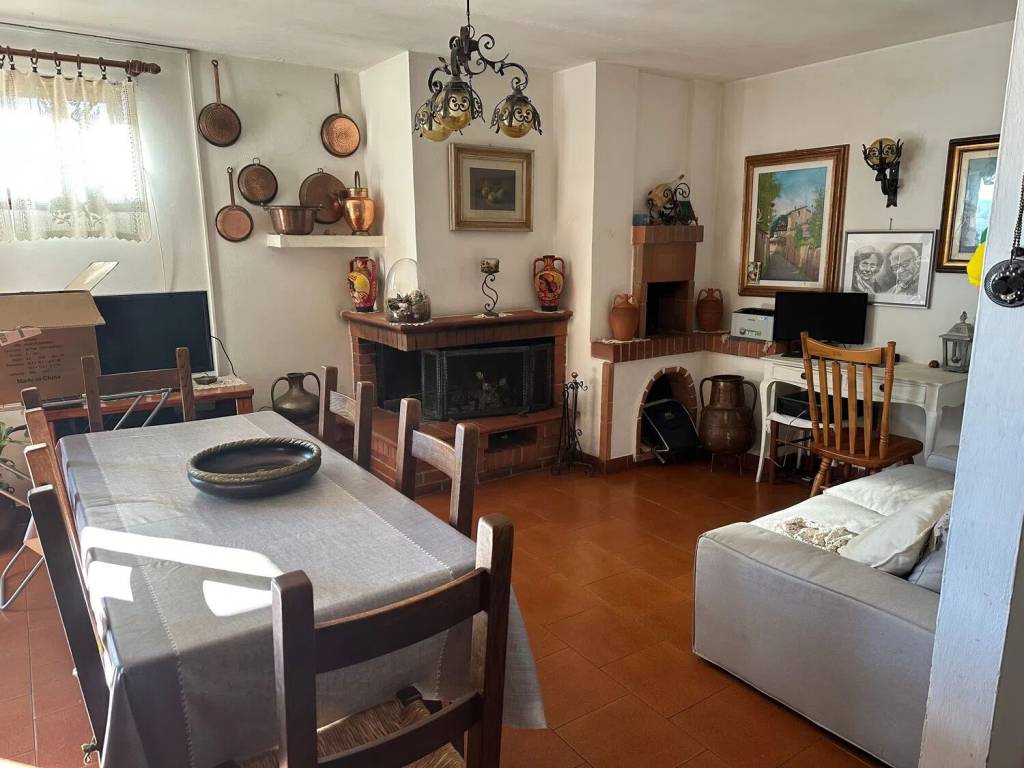 casa indipendente in vendita a Carmignano