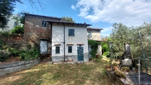 casa indipendente in vendita a Carmignano
