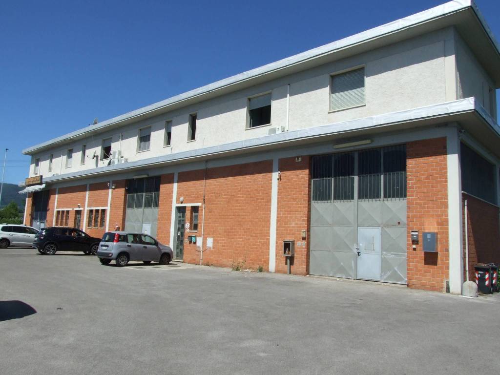 locale commerciale in vendita a Carmignano