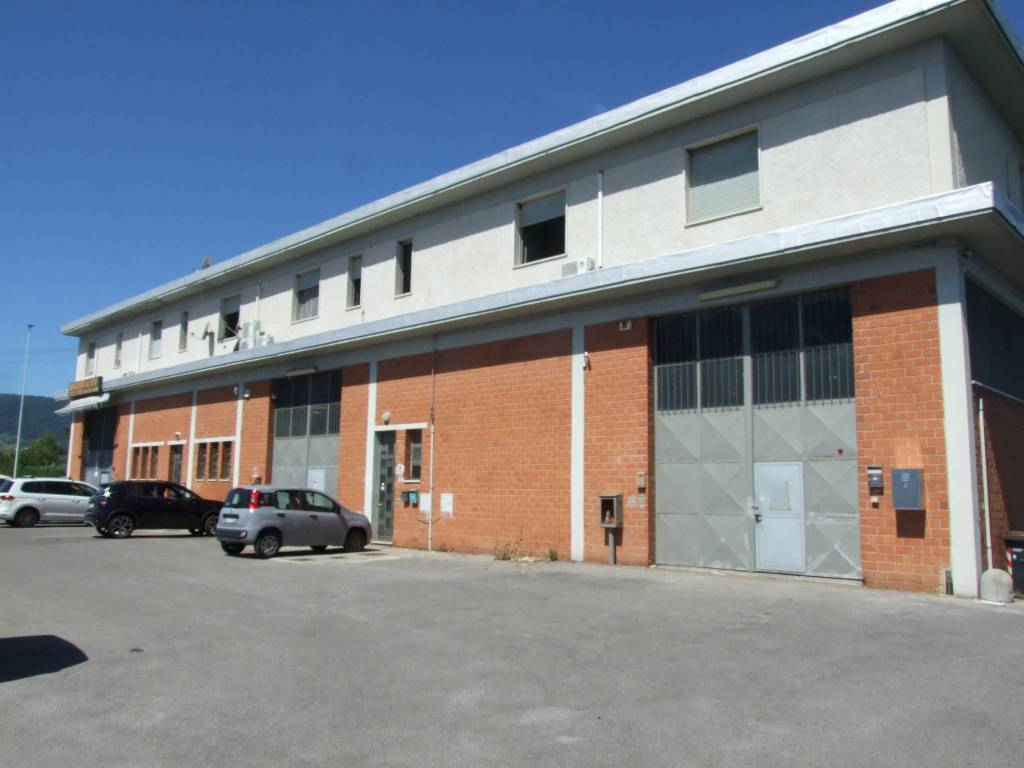 locale commerciale in vendita a Carmignano