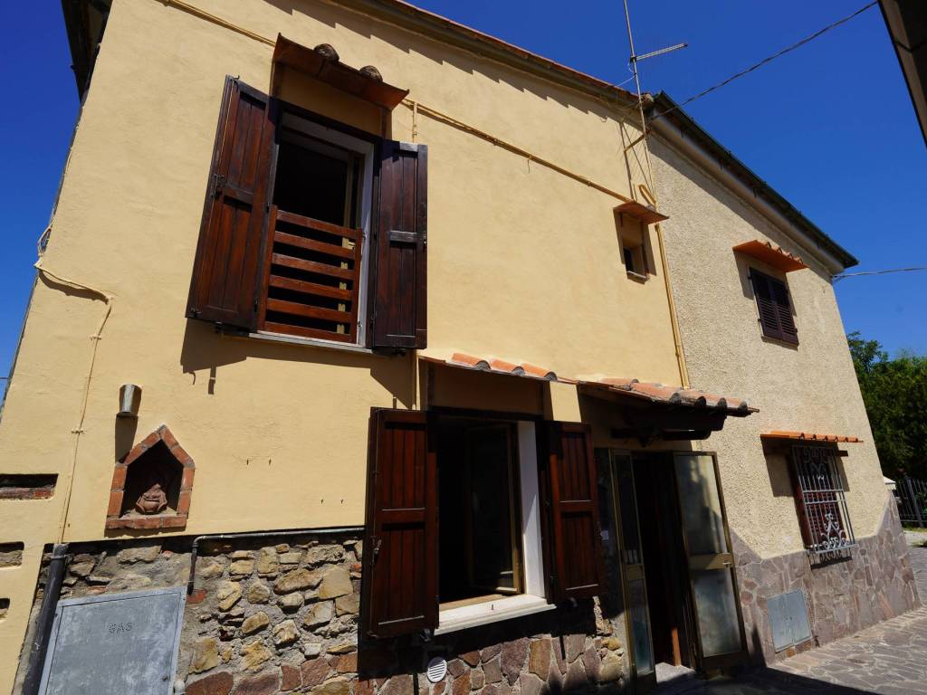 casa indipendente in vendita a Carmignano