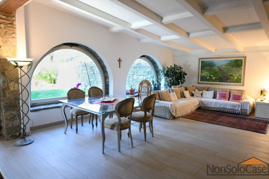 casa indipendente in vendita a Carmignano