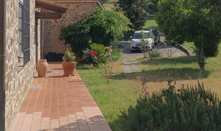 casa indipendente in vendita a Carmignano