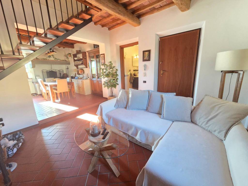 casa indipendente in vendita a Carmignano