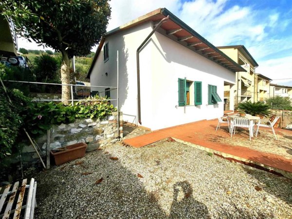 casa indipendente in vendita a Carmignano