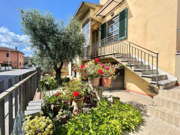 casa indipendente in vendita a Carmignano