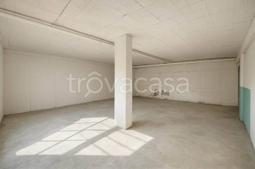 locale commerciale in vendita a Carmignano